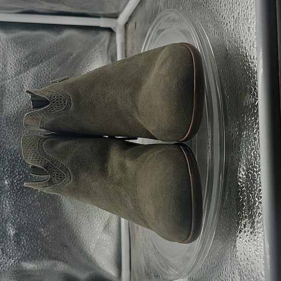 Vince Camuto Shoes - A Vince Camuto  womens Olive Green ankle boots size 6W
